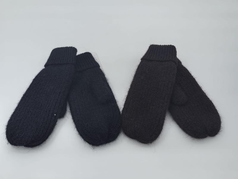 Deux paires de moufles tricot épais noir et marron foncé avec poignets côtelés – à plat fond blanc
