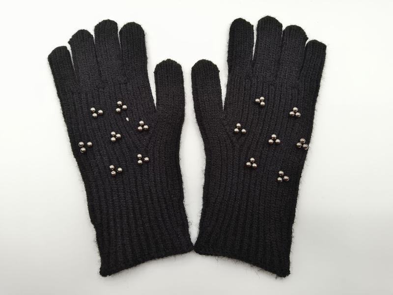Paire de gants en maille côtelée noire avec clusters de petits clous métal argentés sur le dos de la main
