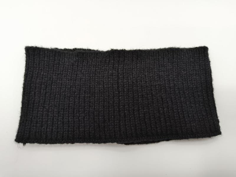 Gros plan sur échantillon de tissu tricot côtelé noir texturé