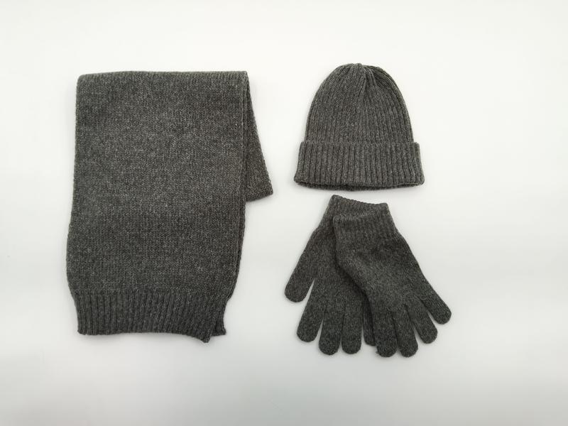 Coffret d'accessoires hiver assortis en maille gris chiné : écharpe pliée