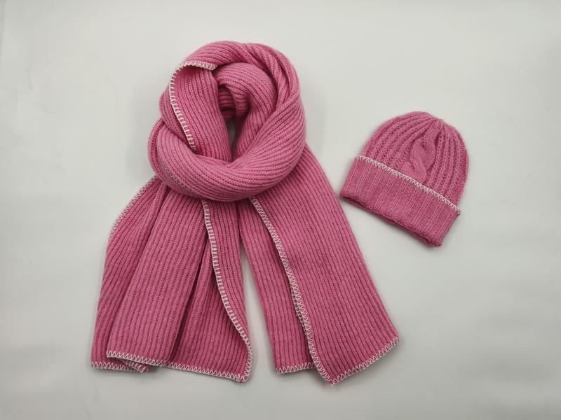 Set écharpe et bonnet côtelé rose avec surpiqûres contrastantes blanches