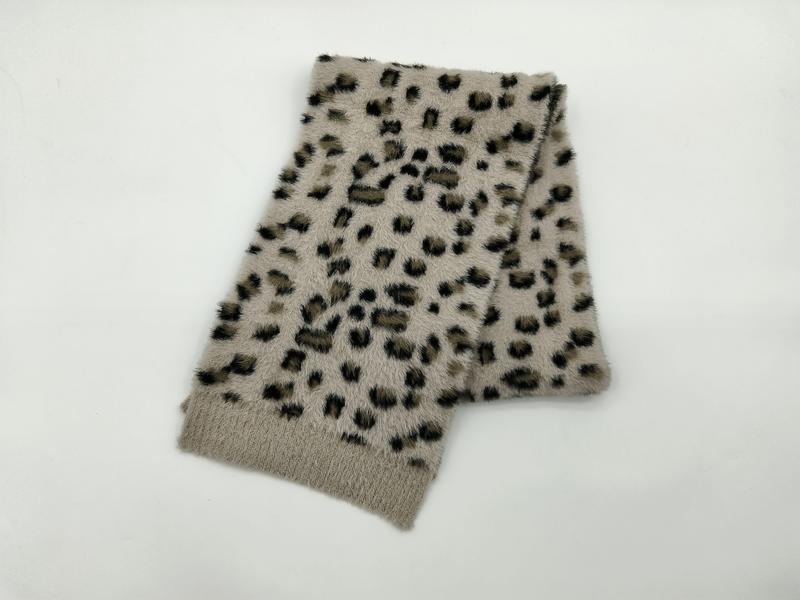 Écharpe pliée en fausse fourrure beige avec imprimé léopard noir et marron
