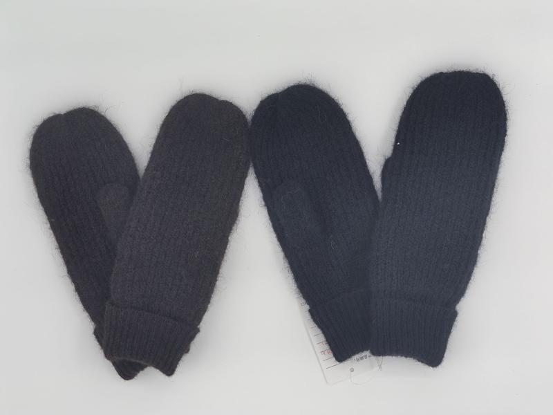 Deux paires moufles tricotées gris anthracite et bleu marine à poignets côtelés – fond blanc avec étiquette