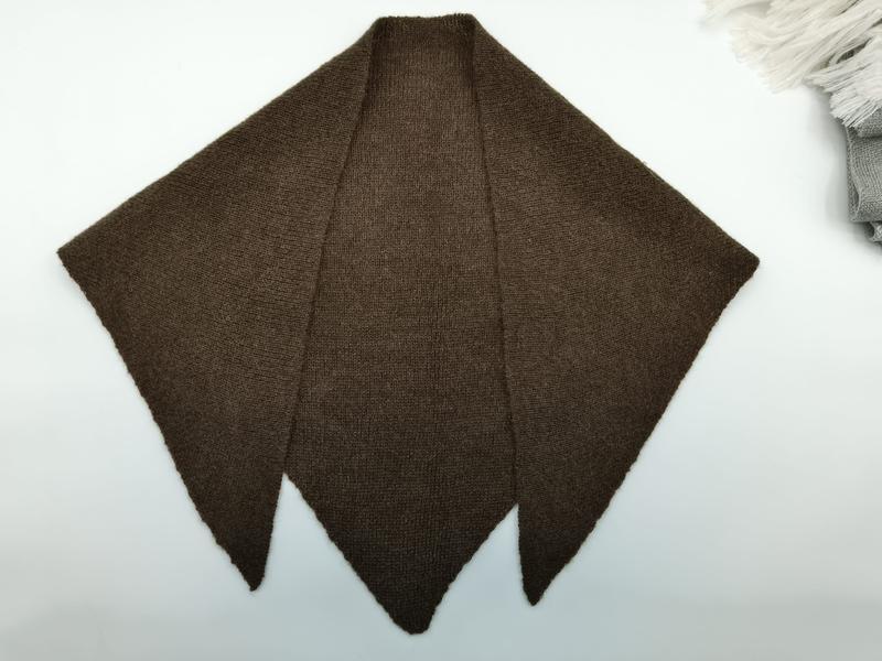 Châle triangulaire marron foncé tricoté à la main en trois panneaux