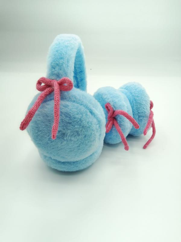 Cache-oreilles pelucheux bleu ciel avec nœuds tricotés roses