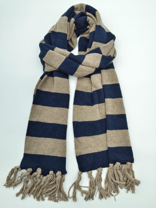 Écharpe tricotée rayures larges bleu marine et beige avec franges