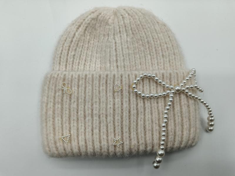 Bonnet tricoté côtelé blanc cassé avec ornement nœud perles et strass