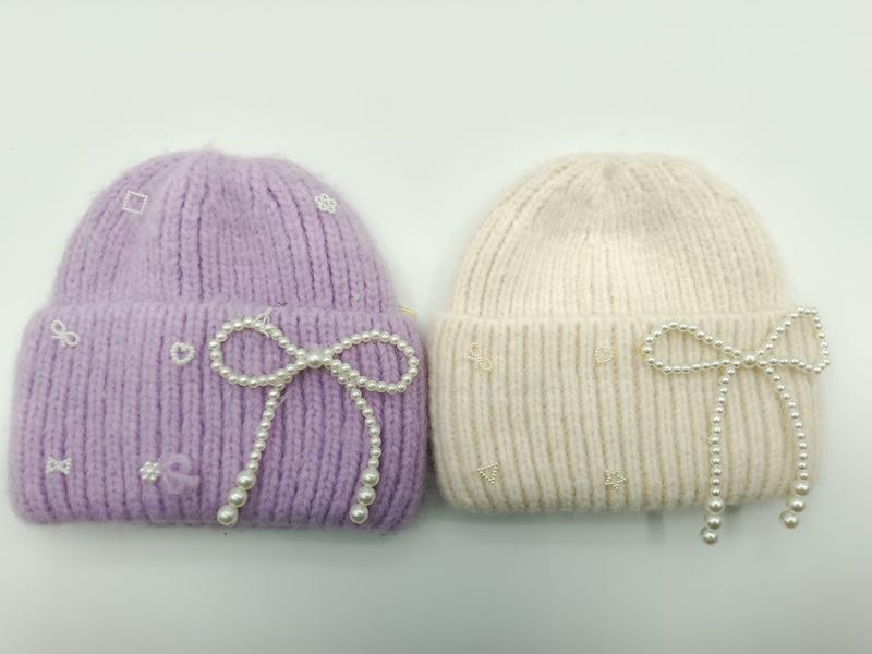 Duo de bonnets en grosse maille lavande et crème avec ornement nœud perles brodé