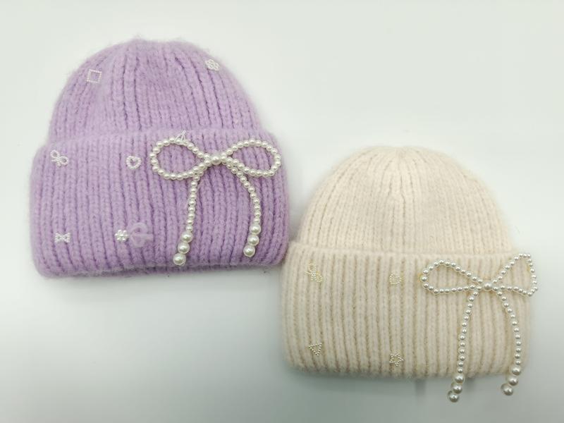 Bonnets hivernaux en grosse maille lavande et crème avec nœud de perles et petites broderies fantaisie