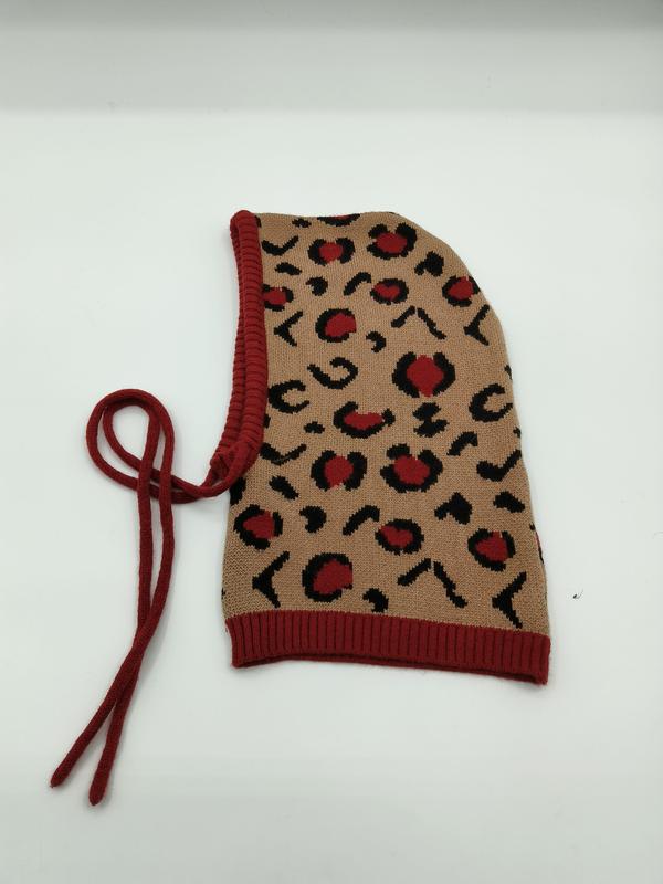 Cagoule tricotée motif léopard beige rouge et noir avec bord côtelé rouge et cordons ajustables