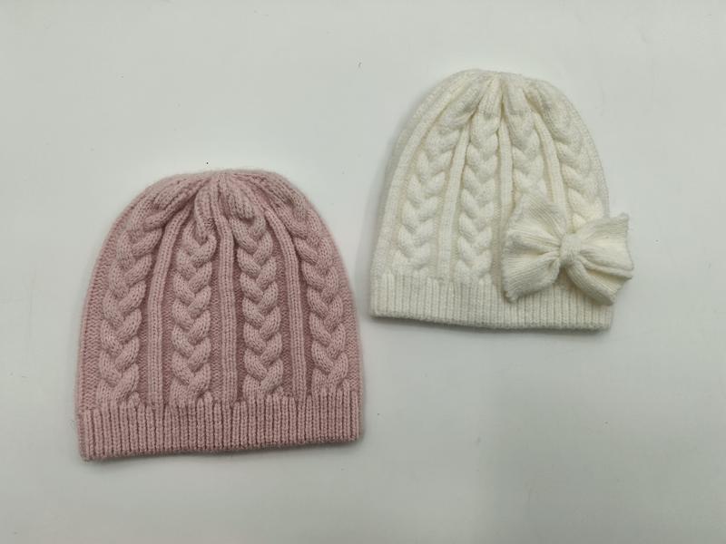 Deux bonnets hiver en maille torsadée côte à côte