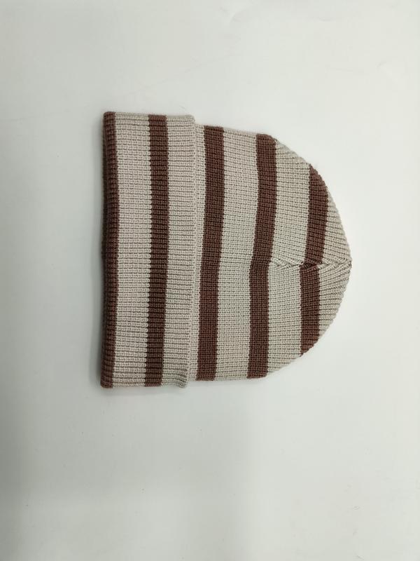 Bonnet maille côtelée rayures horizontales marron et crème plié sur fond blanc