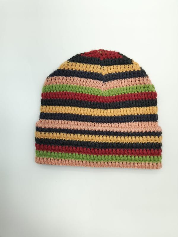Bonnet crochet artisanal rayures multicolores rose vert rouge jaune noir