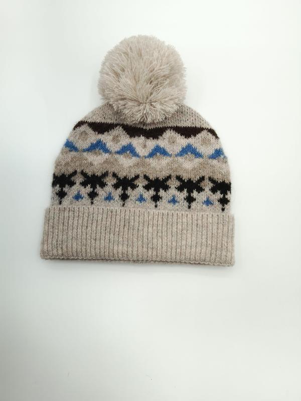 Bonnet tricoté écru motif flocon Fair Isle bleu et noir avec grand pompon crème