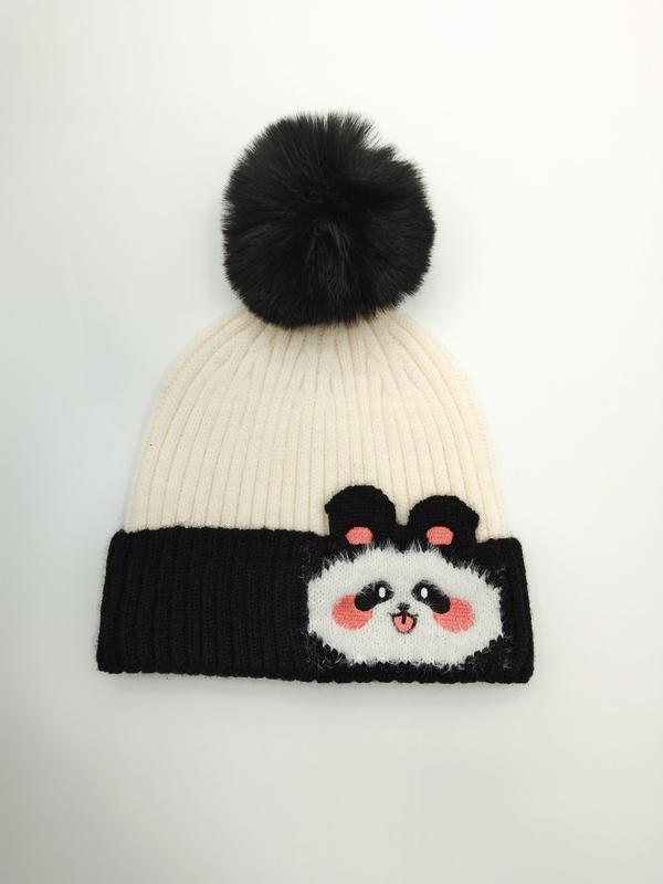 Bonnet côtelé noir et crème avec patch panda souriant et grand pompon fausse fourrure noire