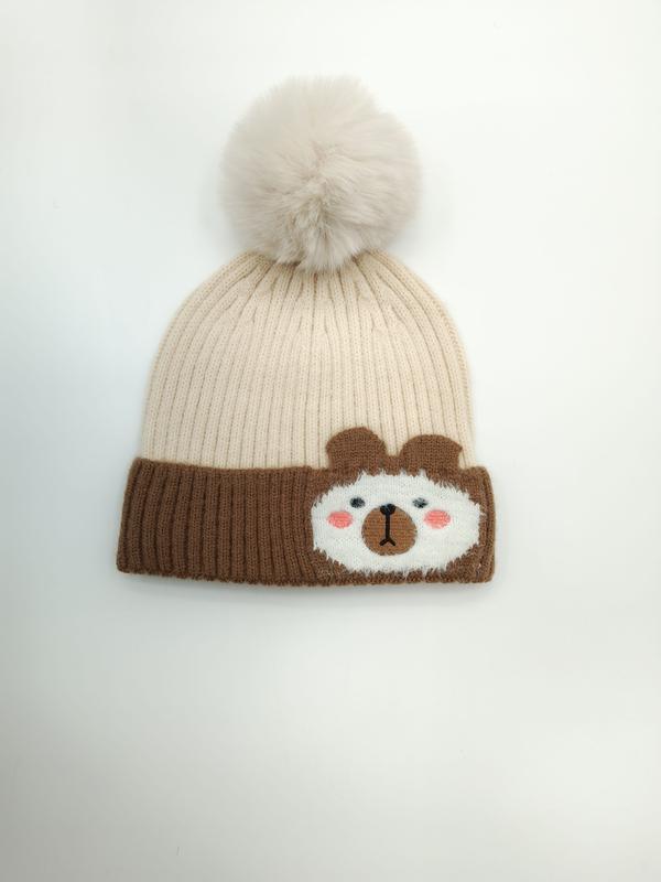 Bonnet côtelé enfant crème et marron avec pompon moelleux et patch tête d'ours sur le revers