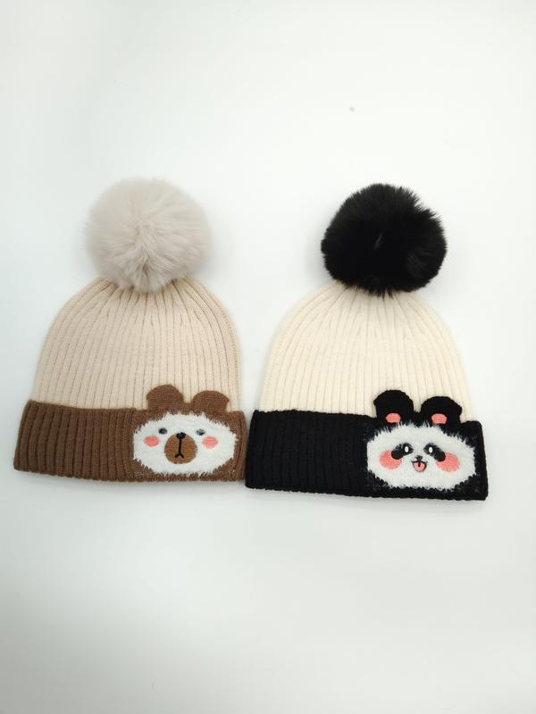 Deux bonnets tricotés à pompon : ours sur bonnet camel et panda sur bonnet noir et crème