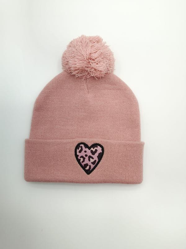 Bonnet tricoté rose poudré à pompon moelleux avec patch cœur imprimé léopard sur le revers replié