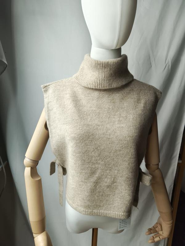 Gilet sans manches col montant beige naturel avec liens côtés sur mannequin - look layering automne