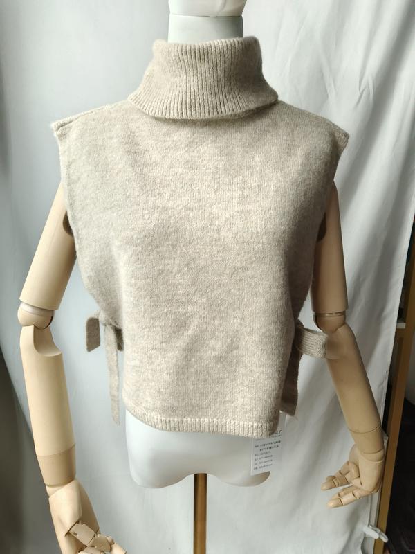 Gilet tricot beige col montant sans manches avec détails nœuds - pièce layering douce laine femme