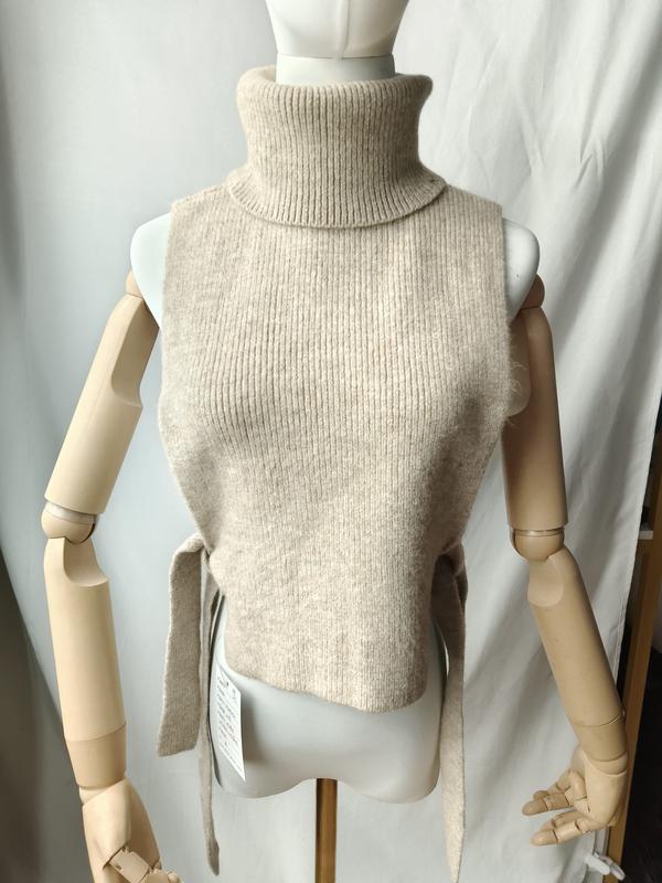 Débardeur col roulé côtelé beige naturel avec ceinture taille sur mannequin - style mode hiver
