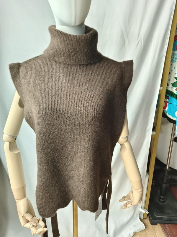 Gilet sans manches taupe col montant côtelé avec nœuds côtés sur mannequin - layering hiver doux