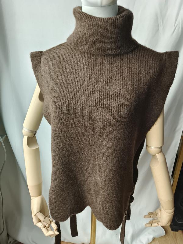 Gilet en grosse maille marron sans manches col roulé bord festonné avec ceinture sur mannequin
