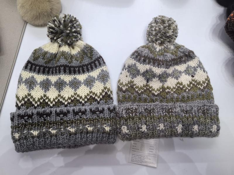 Deux bonnets pompon Fair Isle gris vert kaki et crème à revers replié côte à côte – style montagne hiver