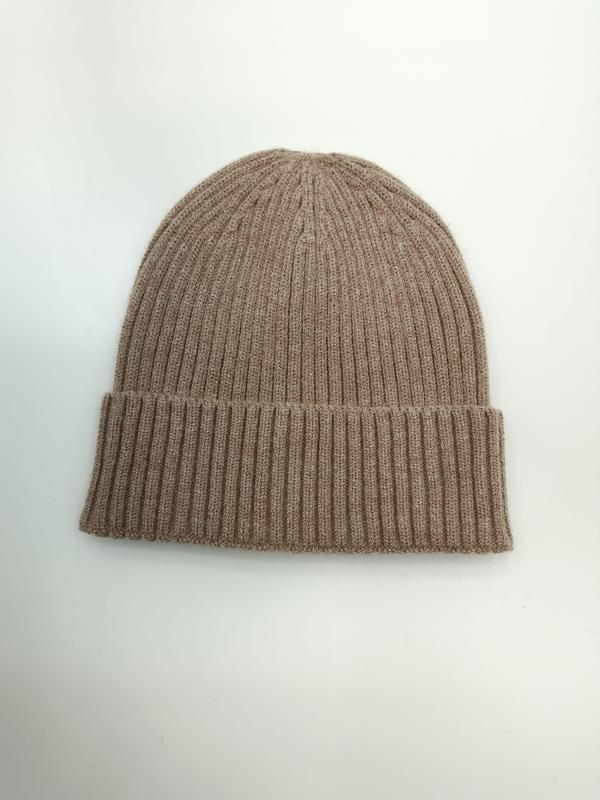 Bonnet tricot fin côtelé taupe avec revers plié - texture douce laine hiver fond blanc