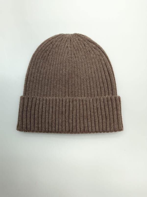 Bonnet taupe côtelé fin avec revers sur fond blanc - laine douce hiver accessoire froid