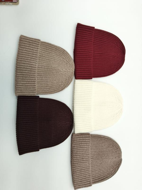 5 bonnets côtelés revers posés à plat en beige bordeaux crème marron taupe - collection hiver tons neutres