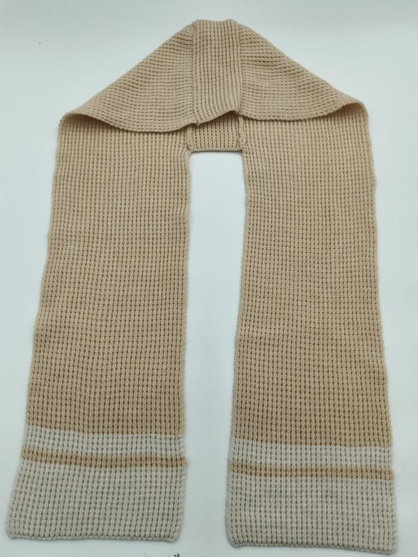 Écharpe tricot gaufre beige avec extrémités rayées crème fond blanc - snood long hiver texturé