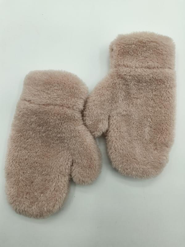 Paire de moufles pelucheuses rose poudré en fausse fourrure fond blanc - accessoire hiver doux femme