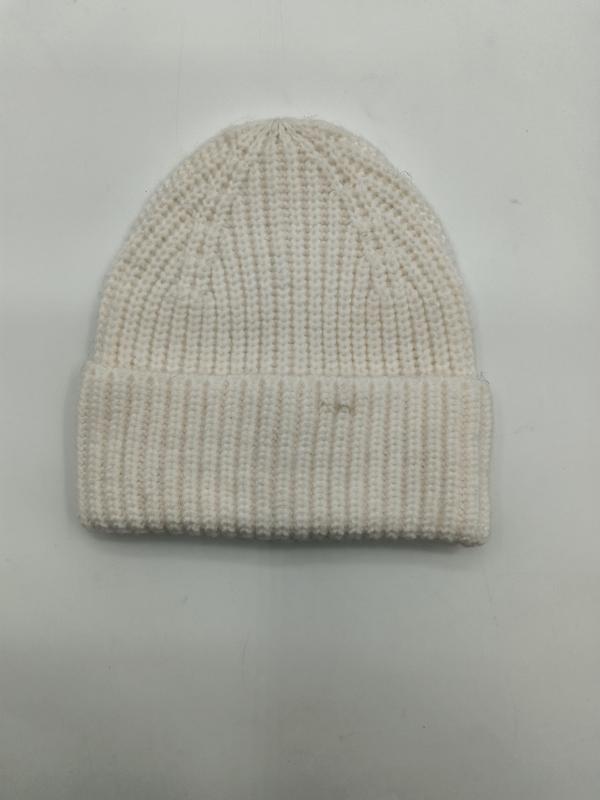 Bonnet chunky crème revers replié en maille épaisse fond blanc - look hivernal minimaliste doux