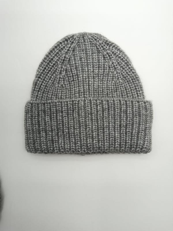Bonnet gris chiné en grosse maille côtelée avec large revers replié