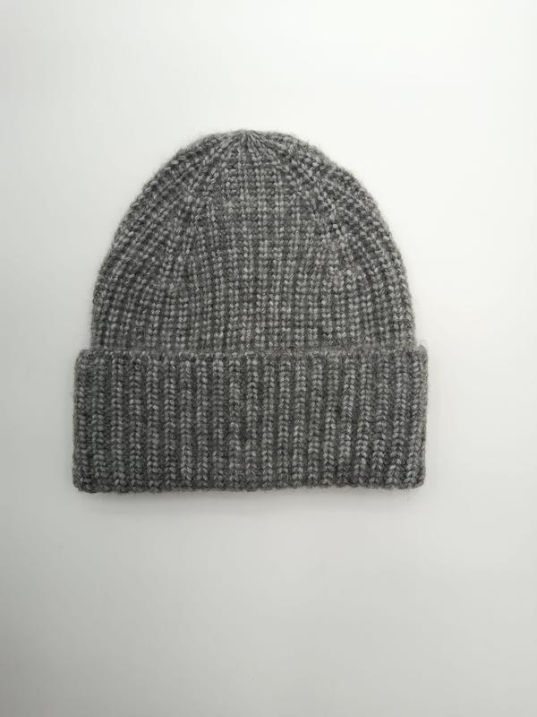 Bonnet gris chiné côtelé avec revers plié