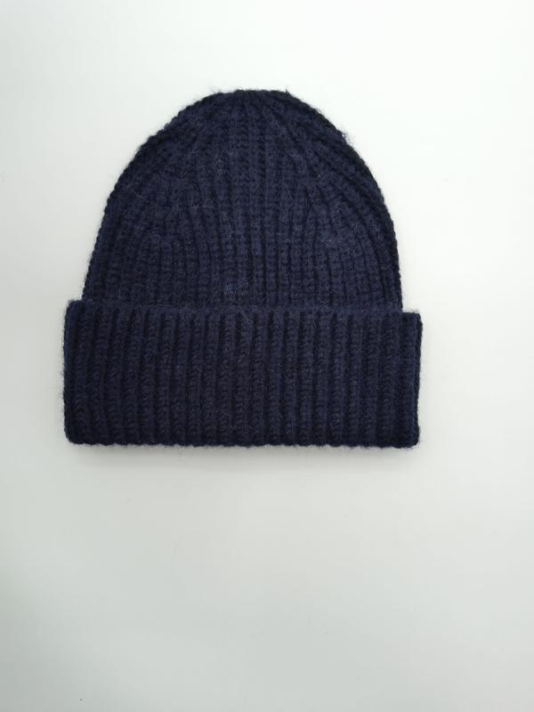 Bonnet bleu marine en grosse maille côtelée avec large revers replié