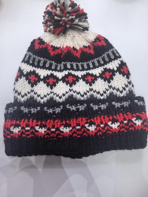 Bonnet Fair Isle tricoté main noir rouge blanc gris avec pompon multicolore sur le dessus – style nordique