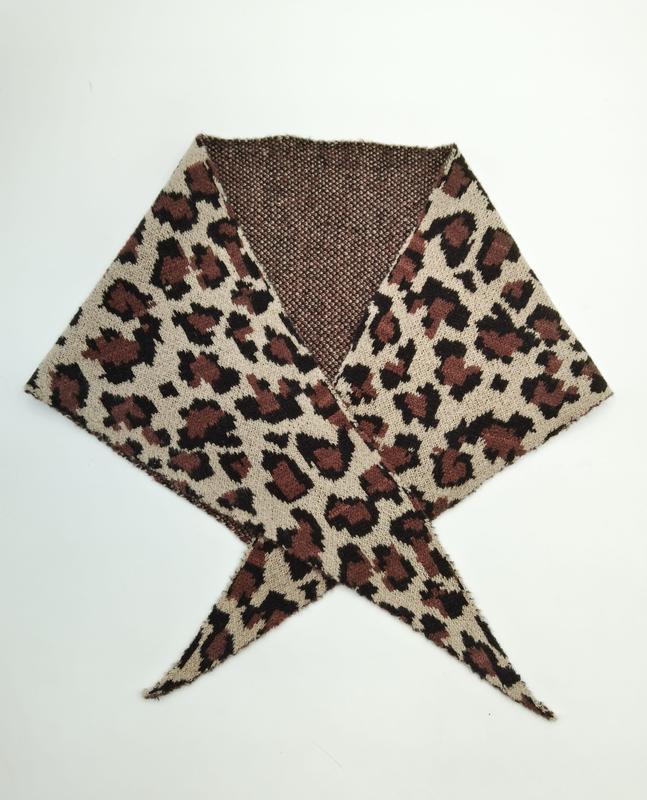 Écharpe col léopard tricotée réversible beige marron noir dépliée à plat