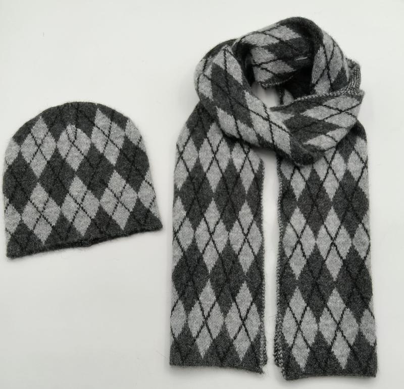 Set bonnet et longue écharpe tricot argyle gris anthracite et gris clair assortis à plat