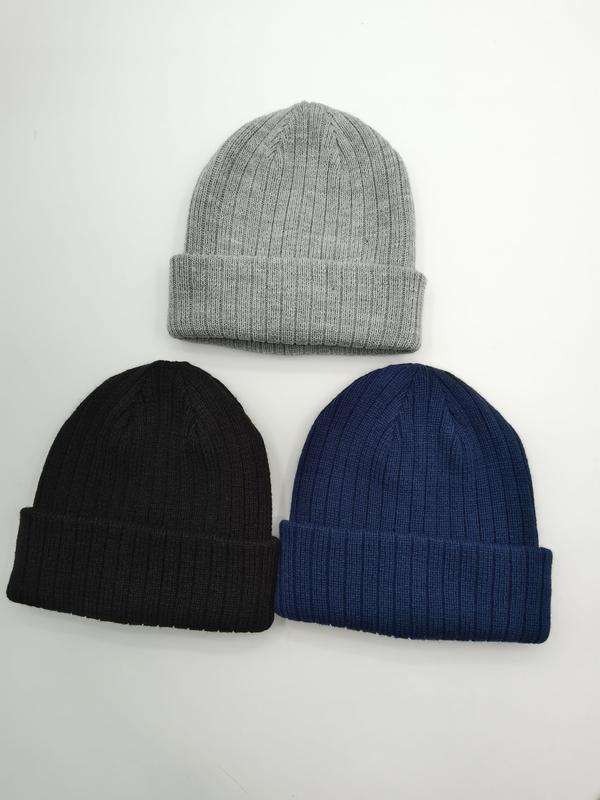 Trio de bonnets tricotés côtelés posés à plat