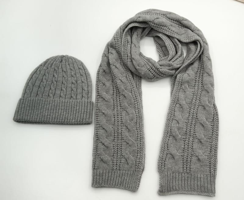 Ensemble assorti bonnet et longue écharpe torsadée gris chiné posés à plat