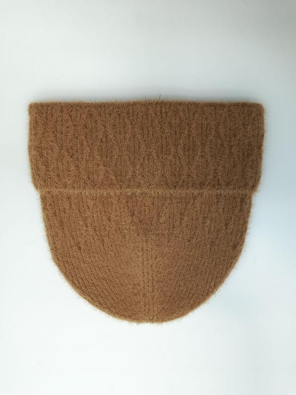 Bonnet camel moelleux tricoté côtes fines avec revers replié posé à plat