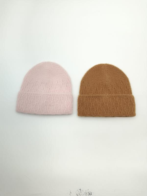 Deux bonnets tricotés duveteux posés à plat
