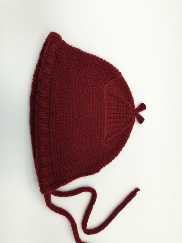 Bonnet bébé tricoté main rouge foncé avec bord volant